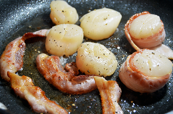 bacon scallops in skillet