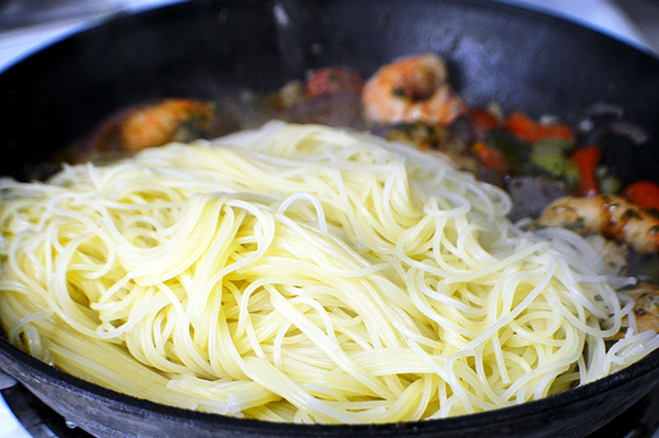 spaghetti noodles in scampi