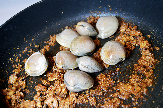 clams with garlic and breadcrumbs in skillet