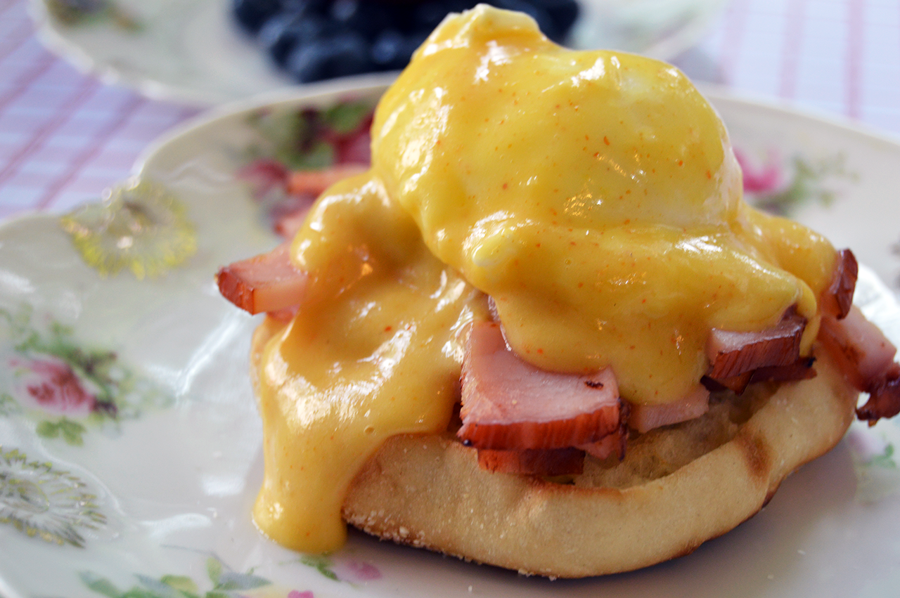 eggs benedict with canadian bacon