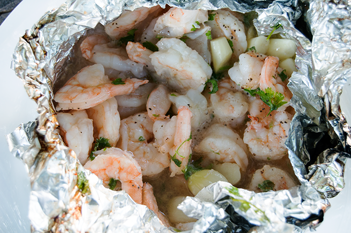 cooked shrimp in foil in fire