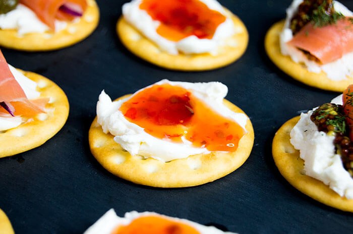 cracker appetizer with thai chili sauce