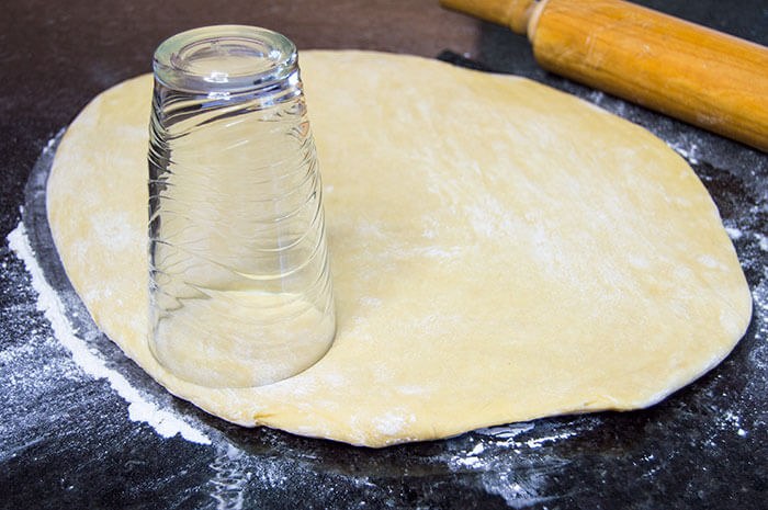 cutting Pączki dough